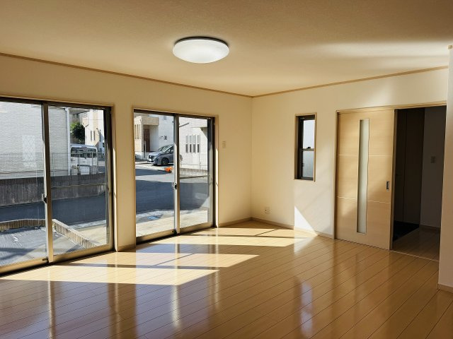 八王子市　大谷町　中古戸建ての居間・リビング|～20.6帖の明るいLDKで、家族団欒の時間をお過ごしいただけます～