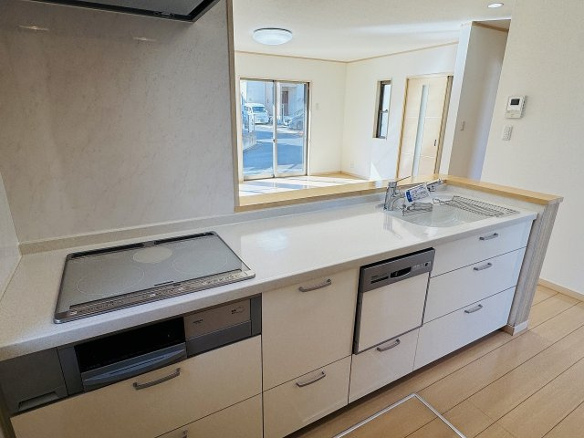 八王子市　大谷町　中古戸建てのキッチン|～３口コンロと広い調理台でお料理が捗ります～