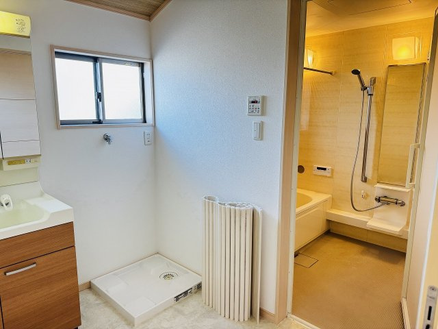 八王子市　大谷町　中古戸建ての脱衣所|～窓付きで明るい洗面所　換気もしやすいです～
