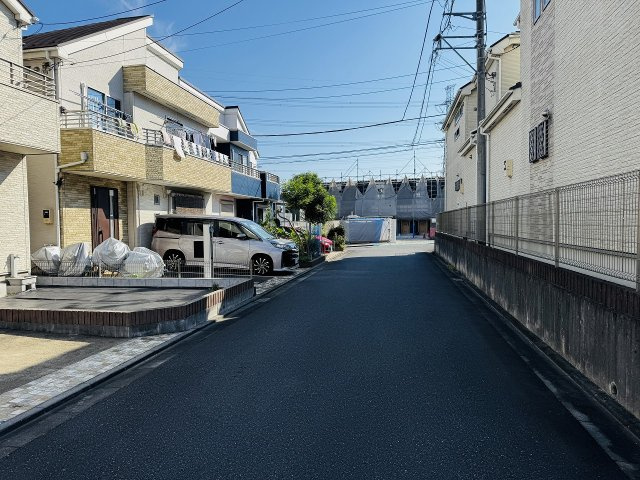 八王子市　大谷町　中古戸建ての前面道路含む現地写真|～南5ｍ・西5ｍ泥に面しています～
