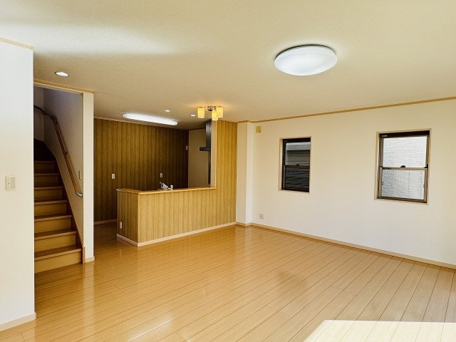 八王子市　大谷町　中古戸建ての居間・リビング|～20.6帖の明るいLDKで、家族団欒の時間をお過ごしいただけます～