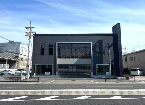 長尾家具町ロードサイド貸店舗の外観