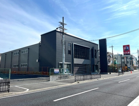 長尾家具町ロードサイド貸店舗の外観