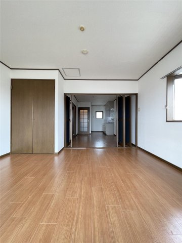 クラウンⅡ津福の寝室|風通しも良い寝室です☆