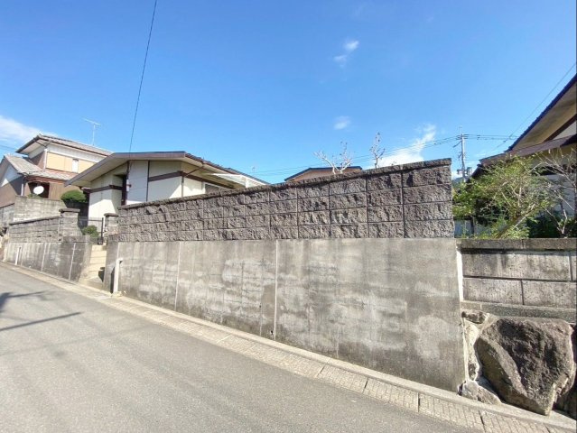 糟屋郡須恵町大字須恵 土地（古家付）の前面道路含む現地写真|前面道路幅員：4.4ｍ