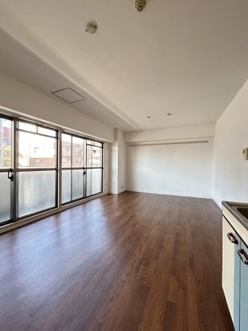 大阪市浪速区桜川２丁目の賃貸マンションの居間・リビング