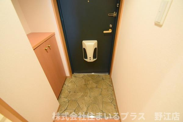 メゾンバイタルＡ棟の玄関