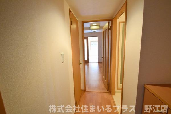 メゾンバイタルＡ棟の玄関