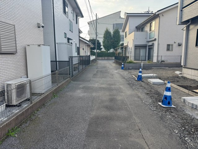 ブルーミングガーデン宇都宮泉が丘7丁目２期1号棟の前面道路含む現地写真