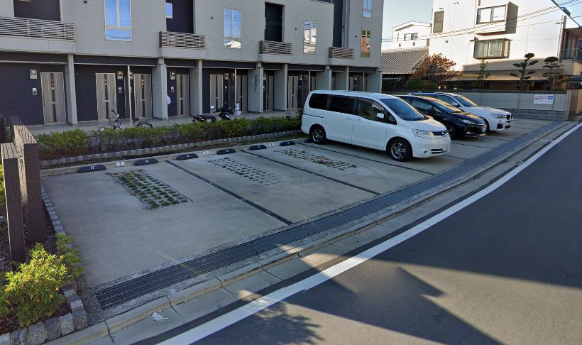 レジデンス・ブルーローズの駐車場
