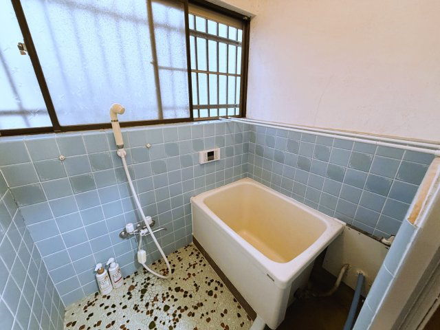 ～隣接する約７0平米の敷地を活用～　千葉県船橋市大穴北8丁目の浴室|窓が付いており湿気をしっかり換気できます