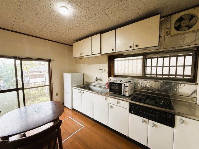 ～隣接する約７0平米の敷地を活用～　千葉県船橋市大穴北8丁目のキッチン|窓から自然光が入り換気もしやすいキッチン
