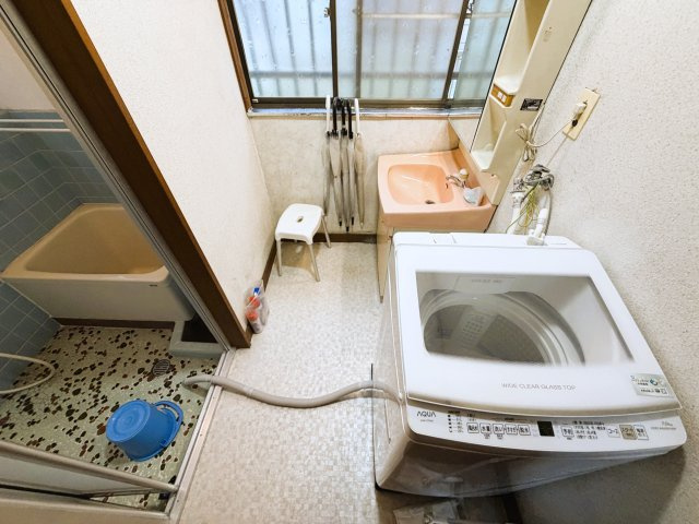 ～隣接する約７0平米の敷地を活用～　千葉県船橋市大穴北8丁目の洗面所|室内洗濯機置場と洗面台を備えた脱衣所です