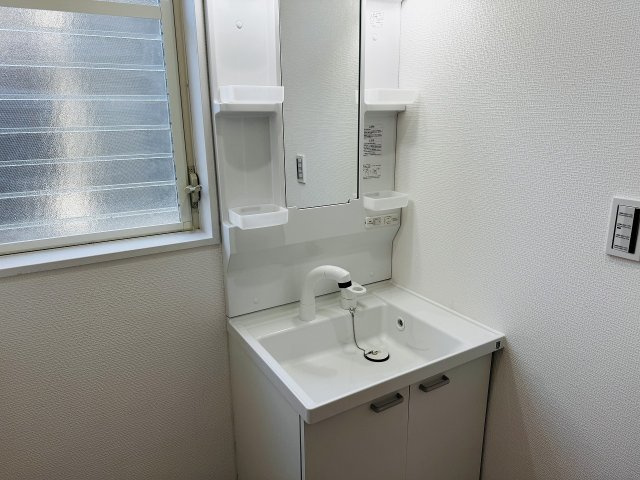 八王子市下恩方町の中古一戸建の独立洗面台|～新規交換済、シャワー付きの独立洗面台～