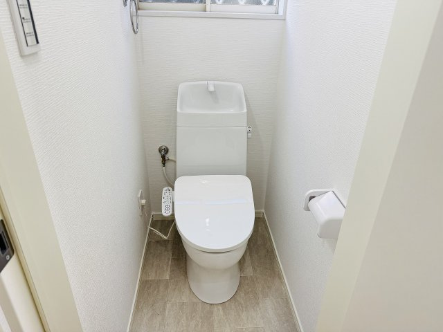 八王子市下恩方町の中古一戸建のトイレ|～暖房温水洗浄機能付きトイレ　冬場は特に嬉しい機能ですね～