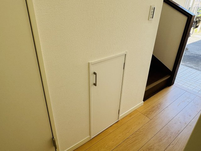 八王子市下恩方町の中古一戸建の収納|～階段下収納　備品ストックなどに大活躍～