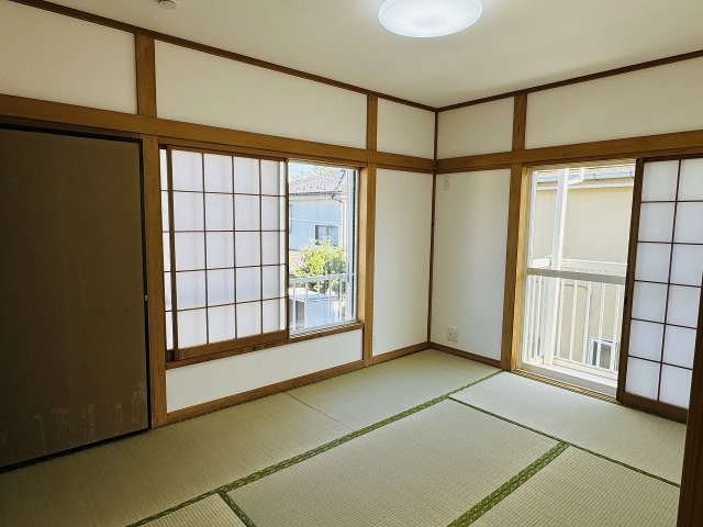 八王子市下恩方町の中古一戸建の和室|～2階6.0帖の洋室　2面採光で明るく風通しの良いお部屋です～