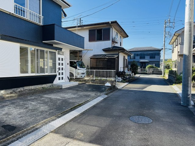 八王子市下恩方町の中古一戸建の前面道路含む現地写真|～北東側4.5ｍ道路に面しています～
