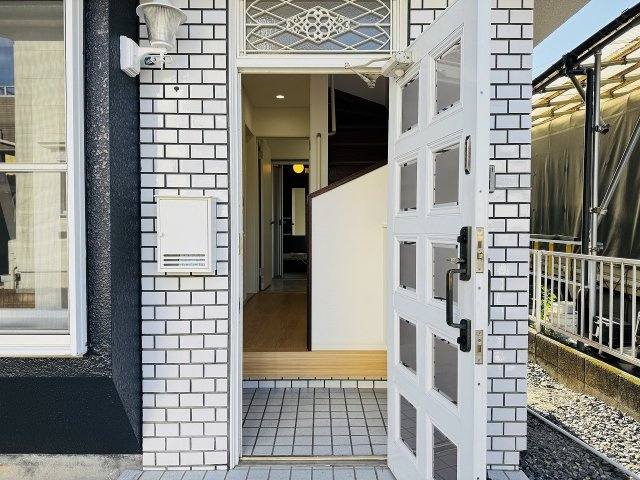 八王子市下恩方町の中古一戸建の玄関|～玄関は安心の鍵交換済　Wロックキーを採用～