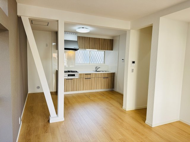 八王子市下恩方町の中古一戸建の居間・リビング|～14.0帖の明るいLDKで、家族団欒の時間をお過ごしいただけます～
