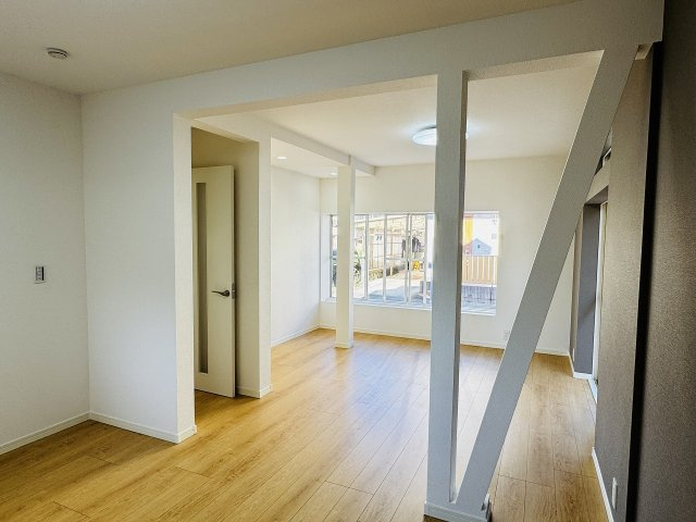 八王子市下恩方町の中古一戸建の居間・リビング|～14.0帖の明るいLDKで、家族団欒の時間をお過ごしいただけます～