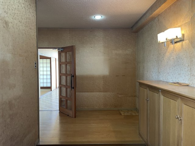 安徳ビルの玄関|リフォーム前の写真です