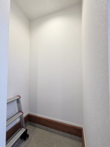 己斐上二丁目の収納|玄関横には、靴だけでなくベビーカーやアウトドア用品、ゴルフバッグも丸ごと収まる大容量のシューズインクローゼットがあります