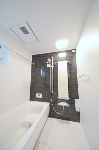 浜田本町の浴室|１坪タイプの大きなバスルーム。足を伸ばしてゆっくり湯船につかることができます