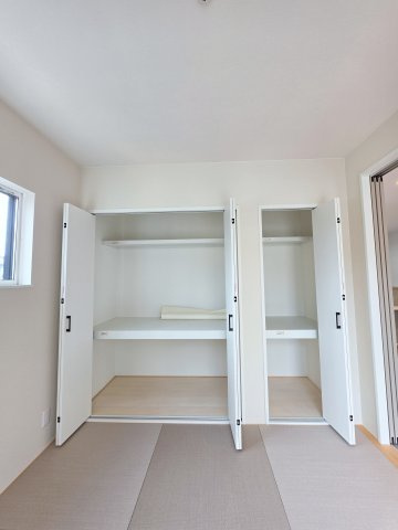 上安四丁目の収納|各居室に機能的なクローゼットを完備。タンスなどの大型家具を買い足す必要がないため、お部屋の面積を最大限に活かせます。