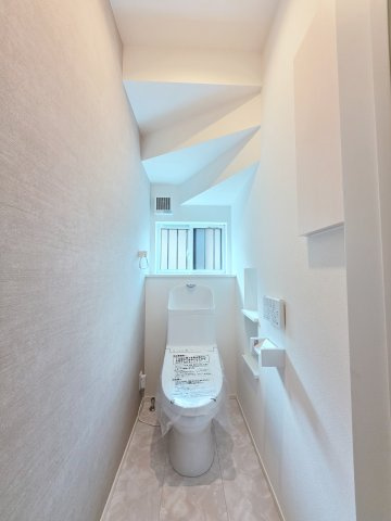 上安四丁目のトイレ|窓のある明るいトイレ。勿論ウォシュレット付です。
収納スペースもあります。