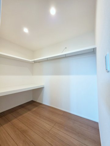 上安四丁目の収納|各居室に機能的なクローゼットを完備。タンスなどの大型家具を買い足す必要がないため、お部屋の面積を最大限に活かせます。