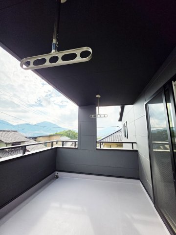 上安四丁目のバルコニー|屋根に守られたバルコニー。お出かけ中の急な雨でも洗濯物が濡れにくく安心です。
