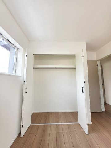 上安四丁目の洋室|各居室に機能的なクローゼットを完備。タンスなどの大型家具を買い足す必要がないため、お部屋の面積を最大限に活かせます。