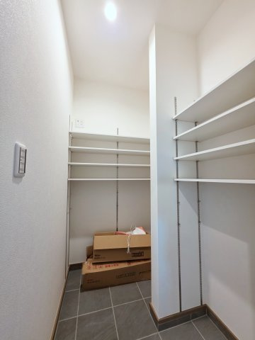 上安四丁目の収納|玄関横には、靴だけでなくベビーカーやアウトドア用品、ゴルフバッグも丸ごと収まる大容量のシューズインクローゼットがあります