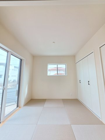 上安四丁目の洋室|リビングに隣接した和室スペース
収納スペースもあります