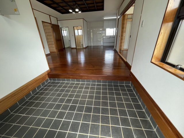 読谷村字高志保(３世帯住宅)の玄関