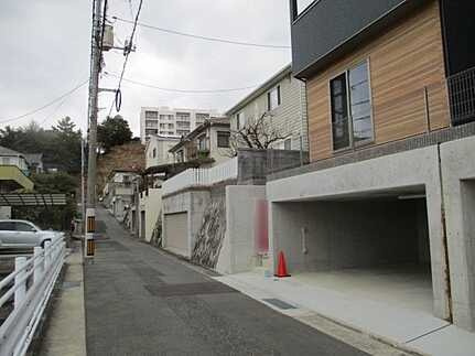 広島市西区井口鈴が台３丁目　新築一戸建ての前面道路含む現地写真