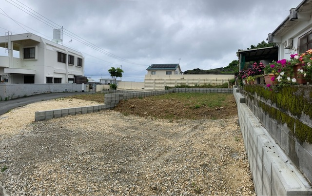 リーブルガーデン読谷村瀬名波・１号棟の駐車場|前面道路含む現地写真（2026年9月完成）
