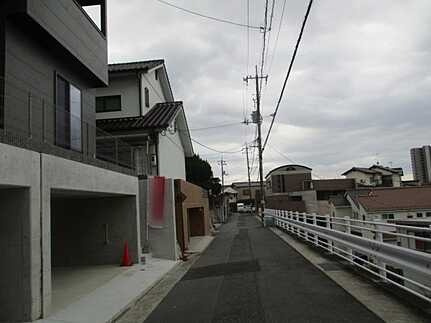 広島市西区井口鈴が台３丁目　新築一戸建ての前面道路含む現地写真