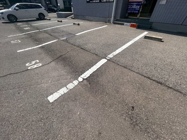 アーバンコート中須賀　弐番館の駐車場