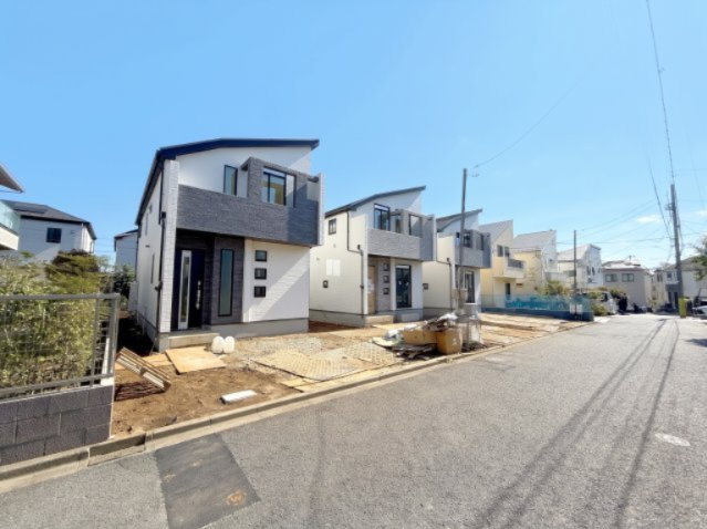 【外観】 | 【仲介手数料が３０％（７５万円）ＯＦＦ！】■喜多見小学校１２０米■耐震など６項目で最高評価■ＺＥＨ | 家計応援キャンペーン中！
諸費用を含めた総額の限界に挑戦中です！
■喜多見小学校まで１２０米 
■延床９４平米超
■４ＬＤＫ
■車庫２台
■耐震など住宅性能評価６項目で最高評価
■ＺＥＨ
■内覧可