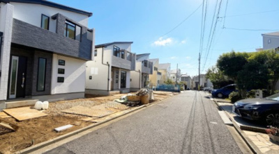 【前面道路含む現地写真】 | 【仲介手数料が３０％（７５万円）ＯＦＦ！】■喜多見小学校１２０米■耐震など６項目で最高評価■ＺＥＨ | 諸費用７５万円ＯＦＦ！
家計応援キャンペーン中！
諸費用を含めた総額の限界に挑戦中です！
■喜多見小学校まで１２０米 
■延床９４平米超
■車庫２台
■耐震など住宅性能評価６項目で最高評価
■ＺＥＨ