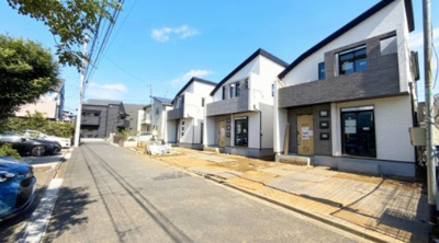 【前面道路含む現地写真】 | 【仲介手数料が３０％（７５万円）ＯＦＦ！】■喜多見小学校１２０米■耐震など６項目で最高評価■ＺＥＨ | 諸費用７５万円ＯＦＦ！
家計応援キャンペーン中！
諸費用を含めた総額の限界に挑戦中です！
■喜多見小学校まで１２０米 
■延床９４平米超
■車庫２台
■耐震など住宅性能評価６項目で最高評価
■ＺＥＨ