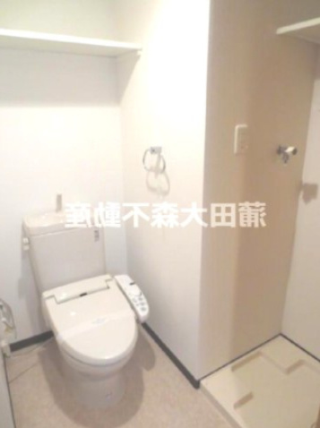 アイディ平和島Ⅱのトイレ|棚と温水洗浄便座付きのトイレ