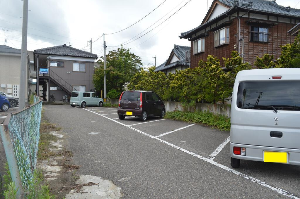 ハイツ松鷹の駐車場