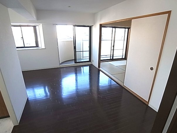 神戸市東灘区青木２丁目の賃貸マンションの居間・リビング