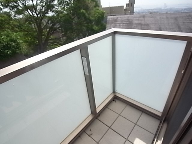 神戸市灘区城の下通１丁目のアパートのバルコニー