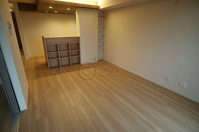 神戸市東灘区鴨子ケ原１丁目のアパートの居間・リビング