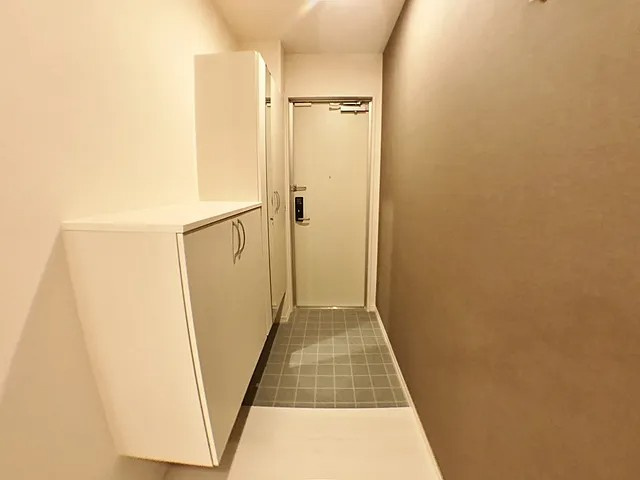 神戸市中央区山本通４丁目のアパートの玄関