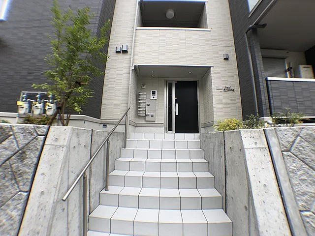 神戸市中央区山本通４丁目のアパートのエントランス